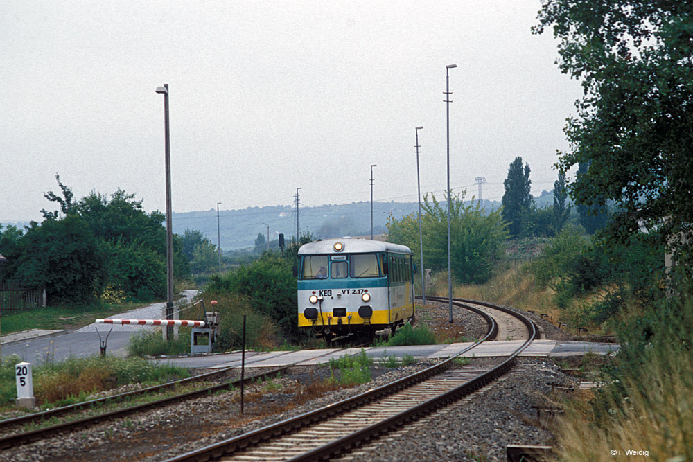 KEG VT 2.17 als RB 15609 von Nebra nach Naumburg Hbf, am 26.07.1995 bei der Ausfahrt in Karsdorf. (Foto: Ingmar Weidig)