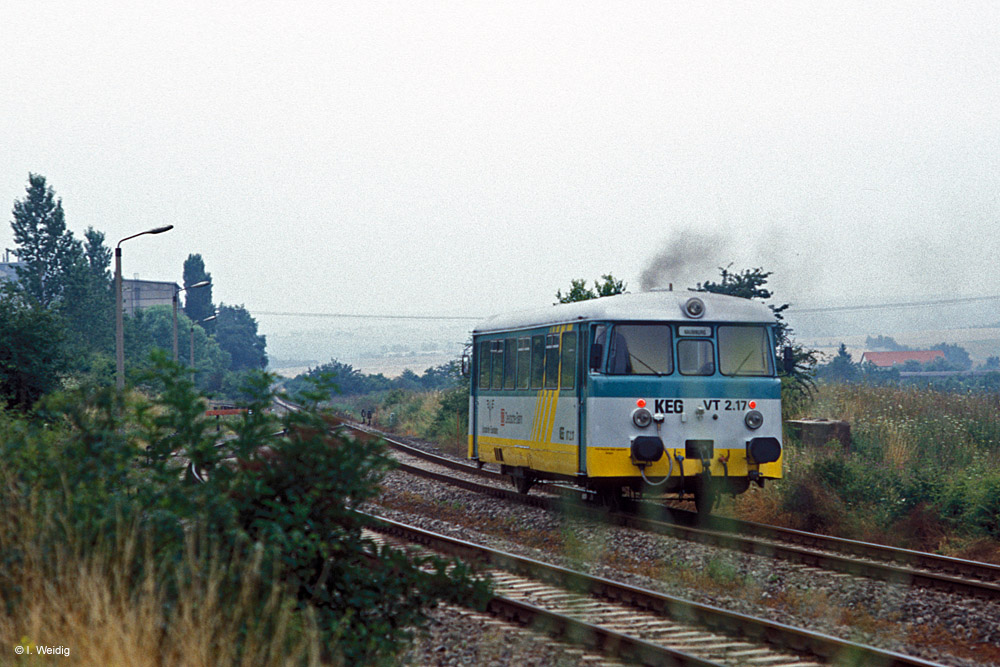 KEG VT 2.17 als RB 15609 von Nebra nach Naumburg (S) Hbf, am 26.07.1996 bei der Ausfahrt in Karsdorf. (Foto: Ingmar Weidig)