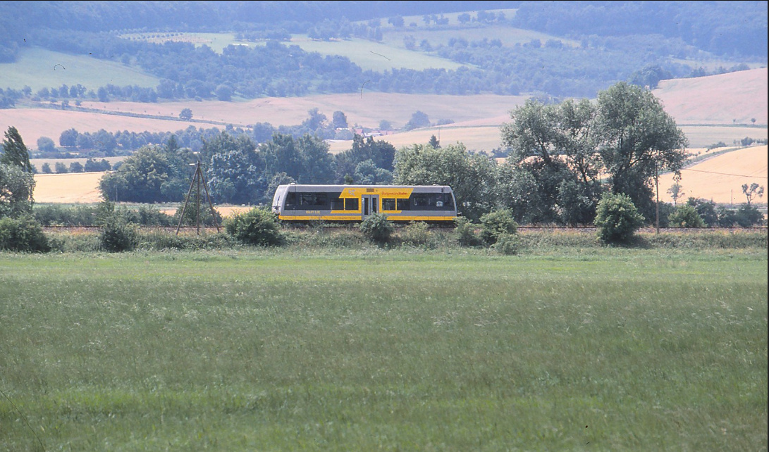 KEG VT 3.08 als RB von Artern nach Naumburg, am 09.07.2003 bei Donndorf. (Foto: Jeoren auf Flickr) 