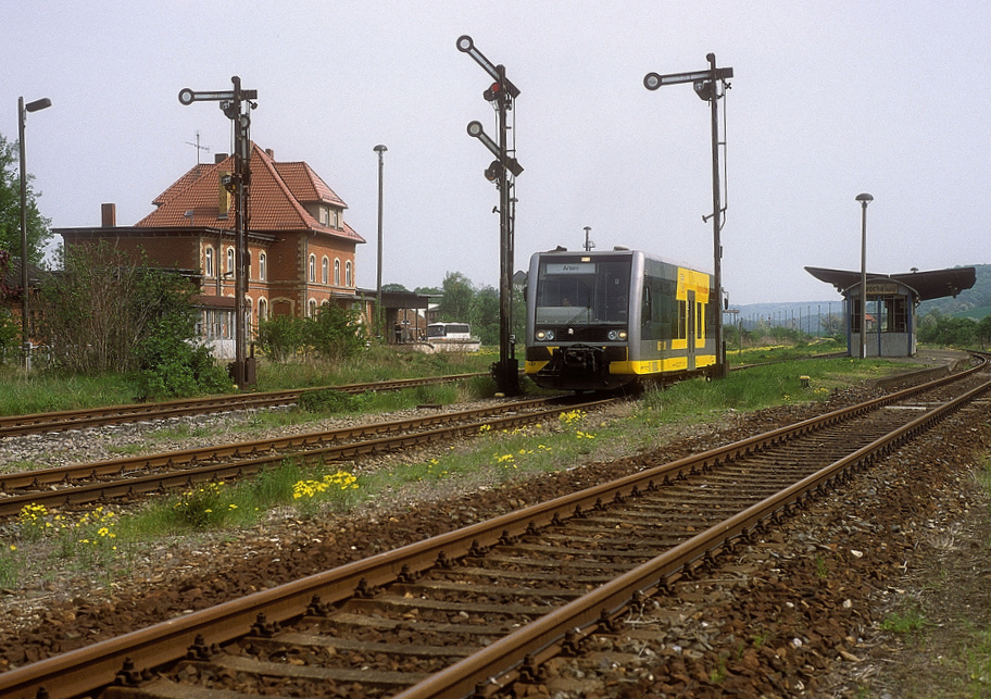 KEG VT 3.09 als RB von Naumburg Hbf nach Nebra, am 28.04.2000 bei der Ausfahrt in Laucha. (Foto: Werner Brutzer)