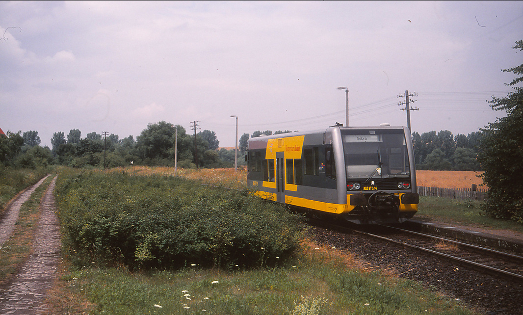 KEG VT 3.14 als RB von Naumburg (S) Hbf nach Artern, am 09.07.2003 bei der Ausfahrt in Kirchscheidungen. (Foto: Jeoren)