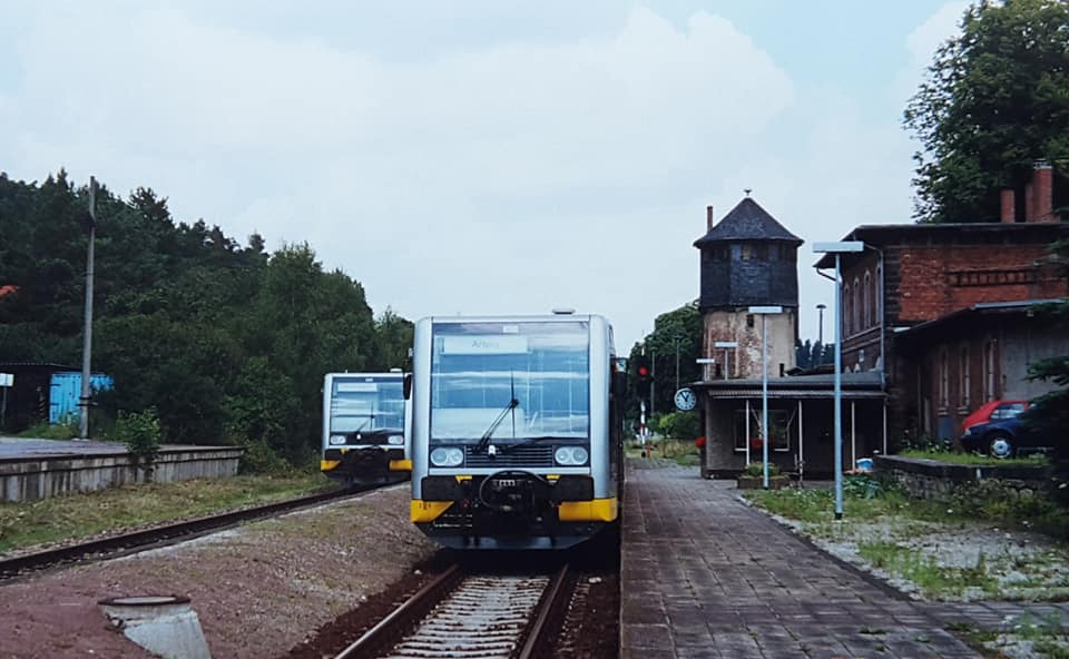 KEG VT 3.17 als RB von Naumburg nach Artern, im Juli 2000 im Bahnhof Nebra. (Foto: Bodo Zorn)