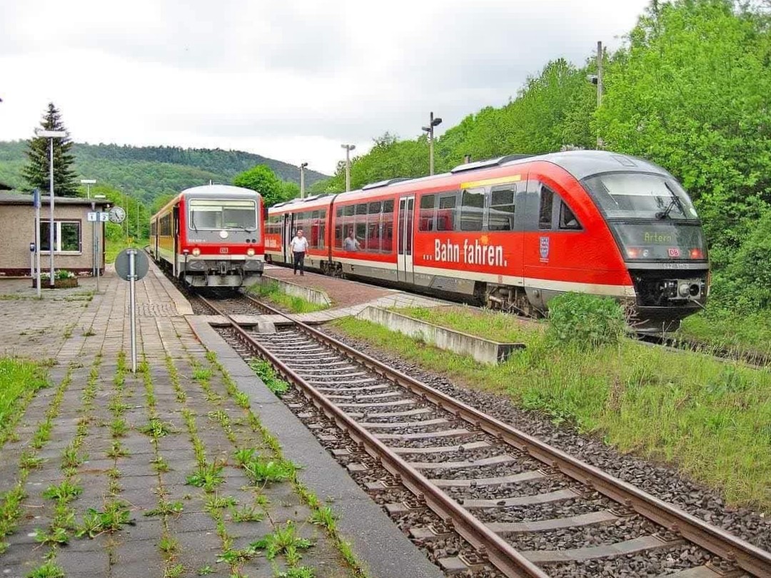Kein grenzüberschreitender Verkehr im Mai 2006 auf der Unstrutbahn. DB 628 600-9 als RB nach Naumburg und DB 642 511-0 als RB nach Artern, am 01.05.2006 im Bahnhof Nebra. (Foto: Stig Molin)