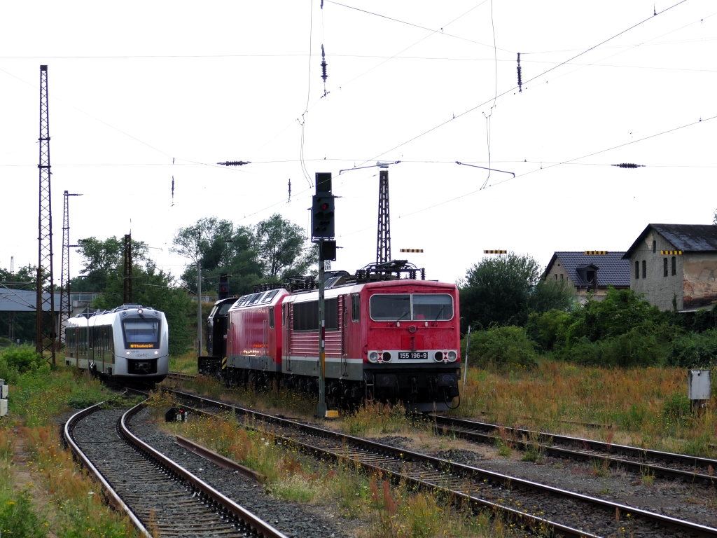 Kreuzung ABRM und EBS-Lokzug am 21.07.2023. ABRM 1648 913 als RB77 (80559) von Karsdorf nach Naumburg (Saale) Ost und EBS 202 738 mit FWK 156 001 + 155 196 nach Karsdorf wartet auf Ausfahrt in Naumburg(Saale) Hbf.