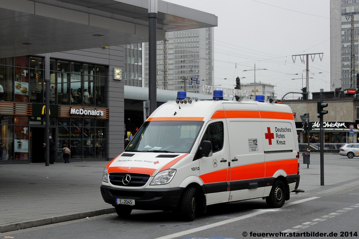 KTW (20-KTW-09) des DRK Essen.