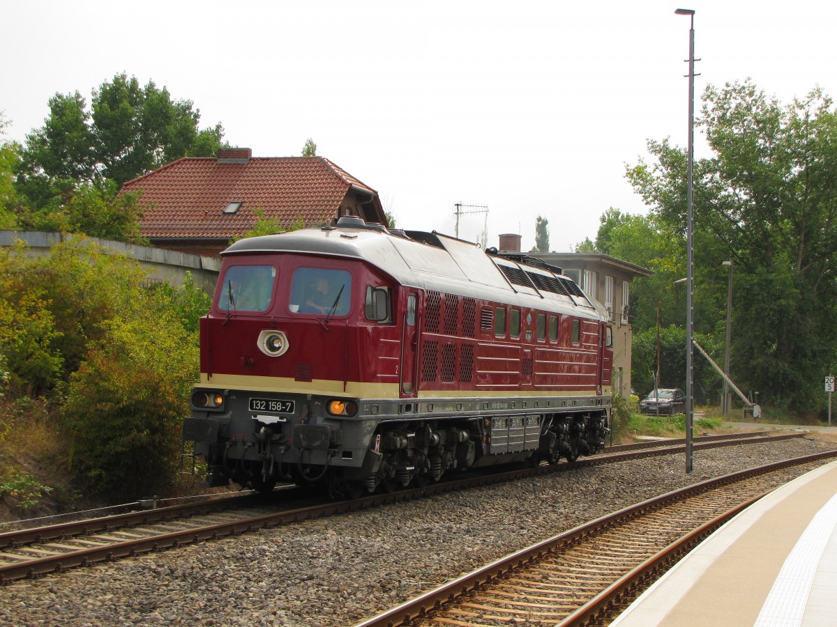 LEG 132 158-7 am 08.09.2013 beim umsetzen im ehemaligen Bahnhof Karsdorf. Sie brachte den Winzerfestsonderzug DPE 75910 aus Profen zur Abstellung nach Karsdorf.