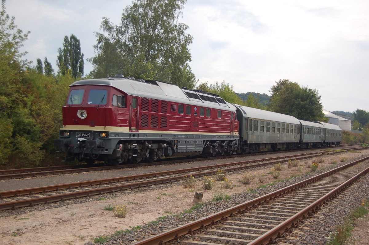 LEG 132 158-7 mit dem Winzerfestsonderzug DPE 75910 aus Profen, am 08.09.2013 bei der Ankunft in der Abstellung in Karsdorf. (Foto: dampflok015)