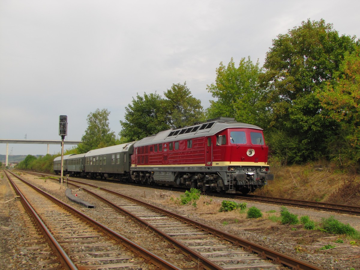 LEG 132 158-7 wartet mit dem Winzerfestsonderzug DPE 75911 nach Profen, am 08.09.2013 im ehemaligen Bahnhof Karsdorf auf die abendliche Rckfahrt.