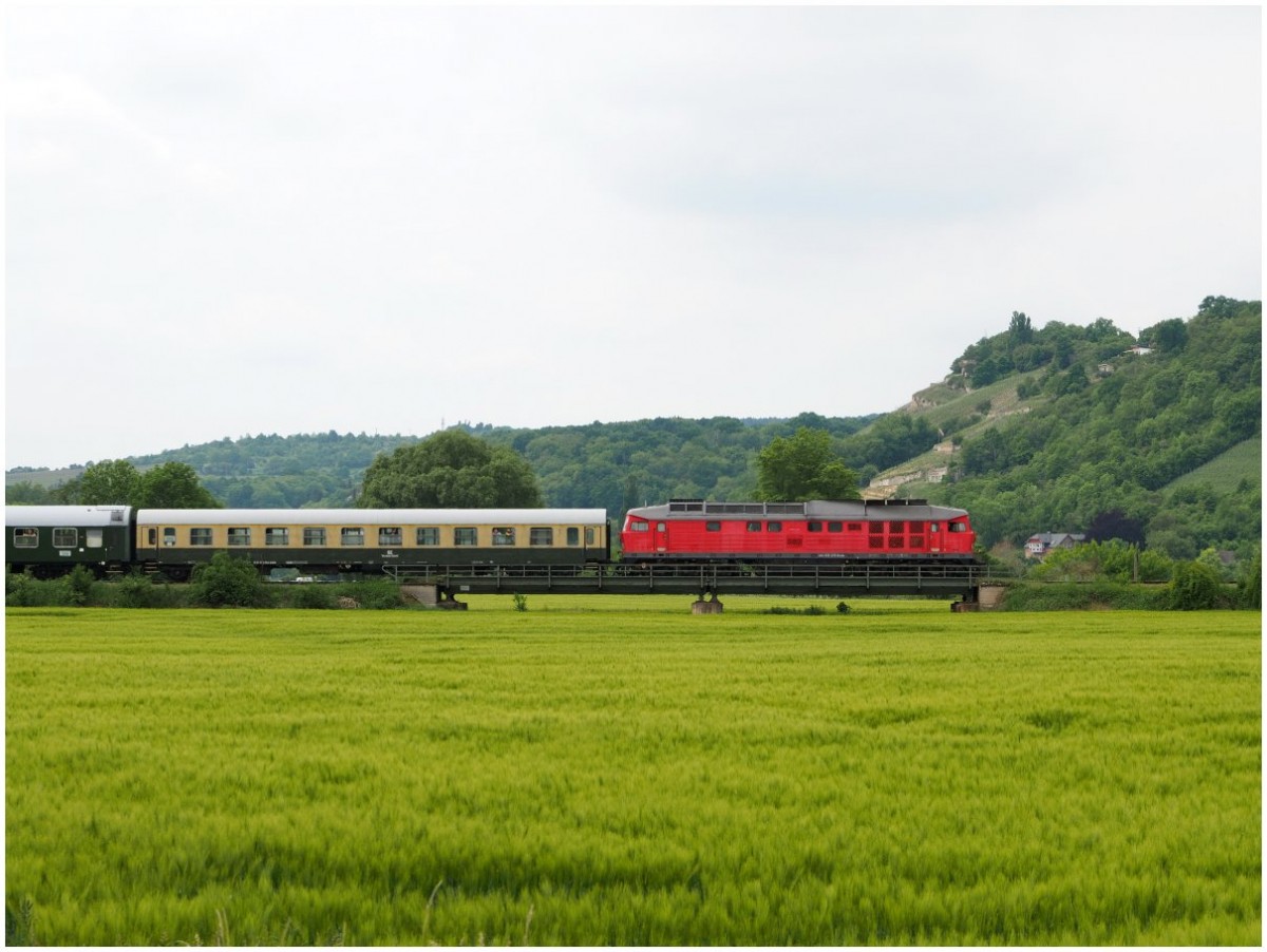 LEG 232 416-8 mit dem Sonderzug DPE 61440 zur Saale-Weinmeile von Leipzig-Plagwitz nach Freyburg, am 24.05.2015 bei Roßbach. (Foto: Steffen Tautz)