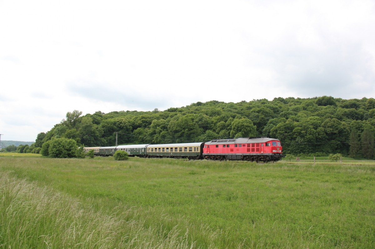 LEG 232 416-8 und die WFL 03 2155-4 am Zugschluss mit dem DPE 61440 von Leipzig-Plagwitz nach Freyburg, am 24.05.2015 bei Kleinjena. (Foto: Wolfgang Krolop)