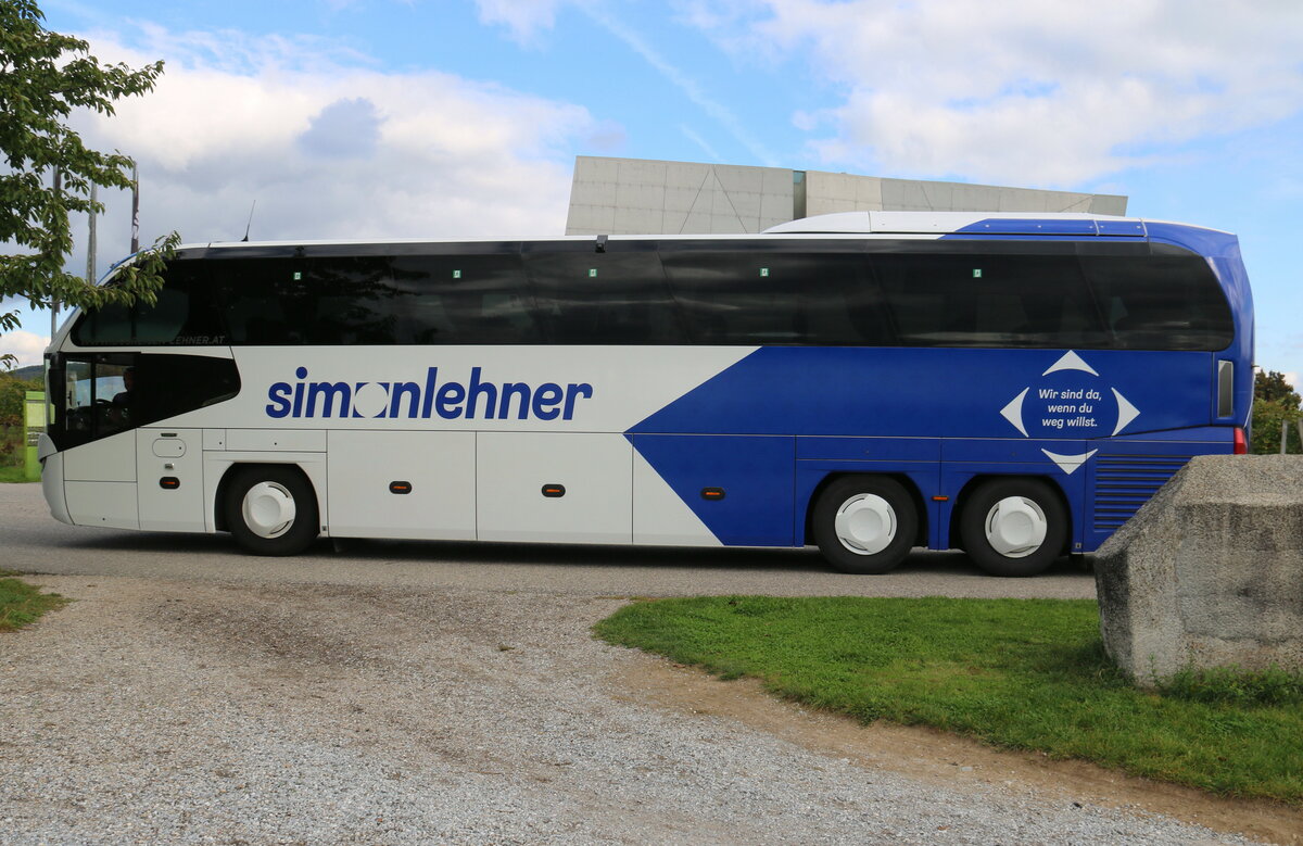 Lehner, Niederwaldkirchen - Neoplan am 30. September 2022 in Langenlois (Aufnahme: Martin Beyer) 