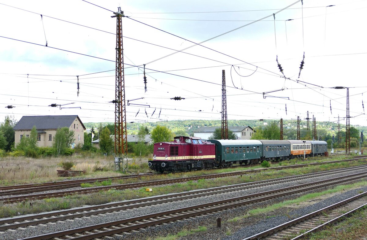 LOK OST 112 364-5 mit dem Sonderzug der Eisenbahnfreunde Traditionsbahnbetriebswerk Staßfurt e.V. von Halberstadt zum Winzerfest Freyburg, am 10.09.2022 in Naumburg (S) Hbf. (Foto: Wolfgang Krolop)