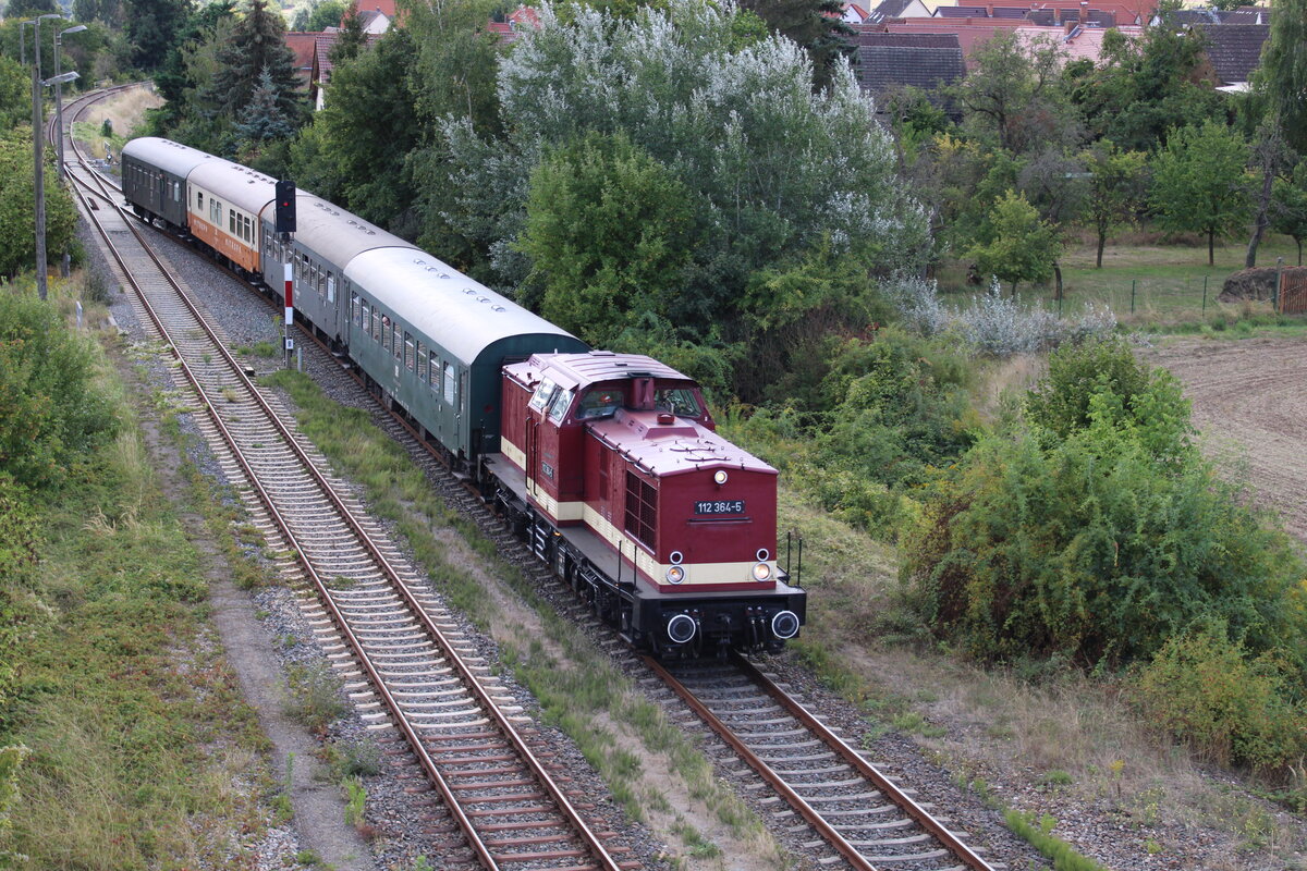 LOK OST 112 364-5 mit einem Sonderzug der Eisenbahnfreunde Traditionsbahnbetriebswerk Staßfurt e.V. von Halberstadt zum Winzerfest Freyburg, am 10.09.2022 bei der Einfahrt in Freyburg Bbf. (Foto: Paul Hesselbach)