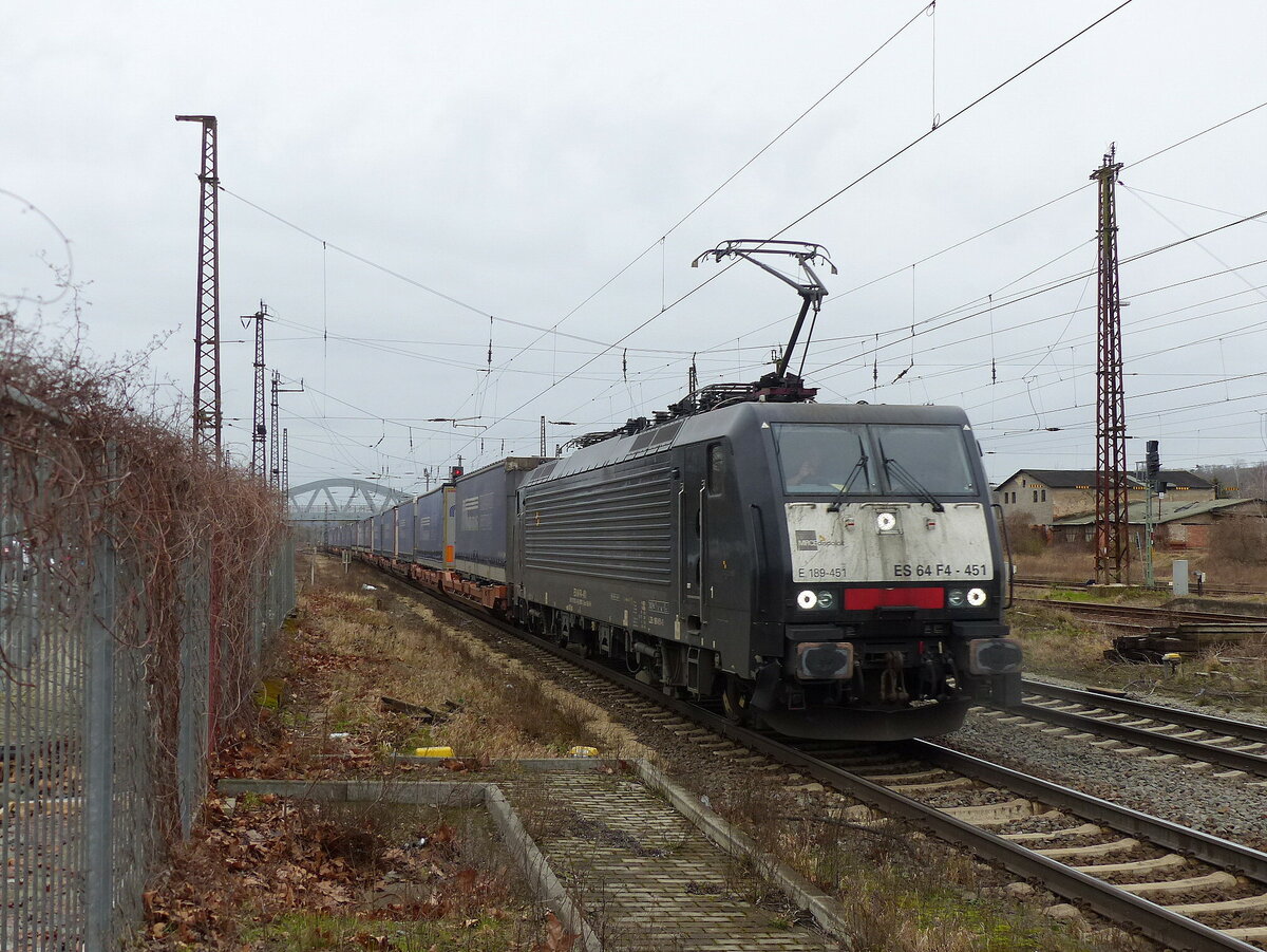 LTE 189 451 mit dem Miratrans-KLV von Ludwigshafen BASF Ubf nach Olsztyn Glowny (PL), am 18.02.2022 in Naumburg Hbf.