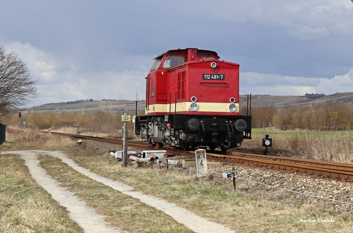 MaS Bahnconsult 112 481-7 am 19.03.2022 beim umsetzen in Karsdorf. Sie brachte einen Sonderzug aus Leipzig Hbf in die dortige Abstellung. (Foto: Matthias Oerlecke)