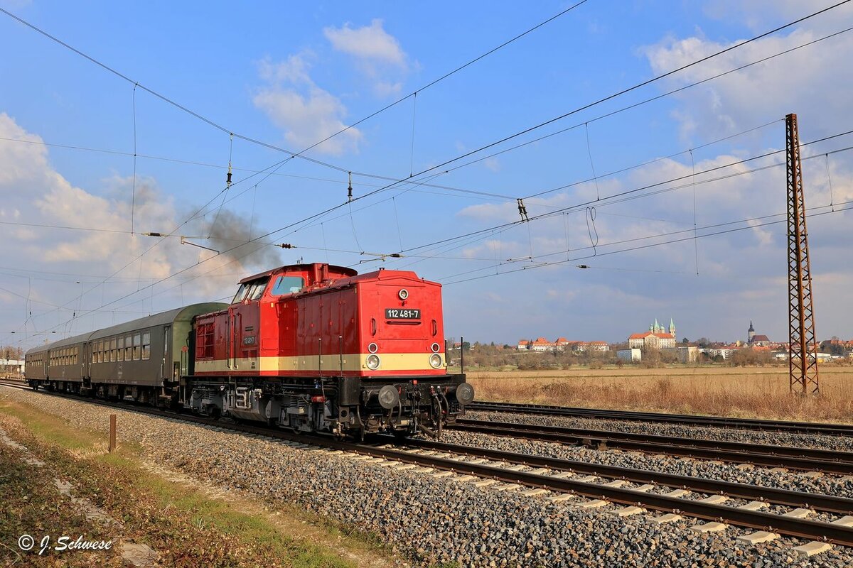 MaS Bahnconsult 112 481-7 mit einem Sonderzug von Lipsia-Erlebnisreisen auf der Rückfahrt von Karsdorf über Jena nach Leipzig Hbf, am 19.03.2022 in Naumburg Hbf. (Foto: Jens Schwese)