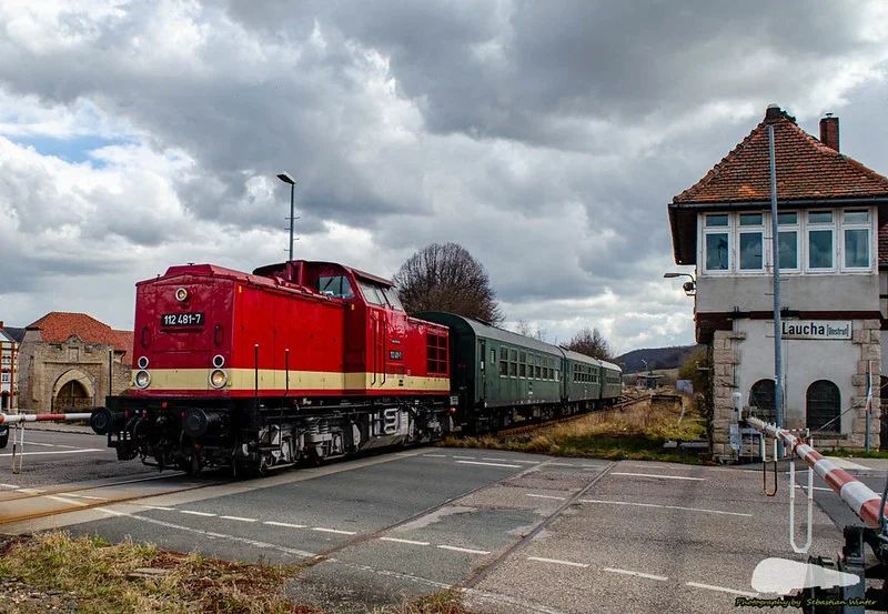 MaS Bahnconsult 112 481-7 mit einer Chartersonderfahrt von Lipsia Erlebnisreise von Karsdorf nach Leipzig Hbf, am 19.03.2022 bei der Ausfahrt in Laucha. (Foto: Sebastian Winter)