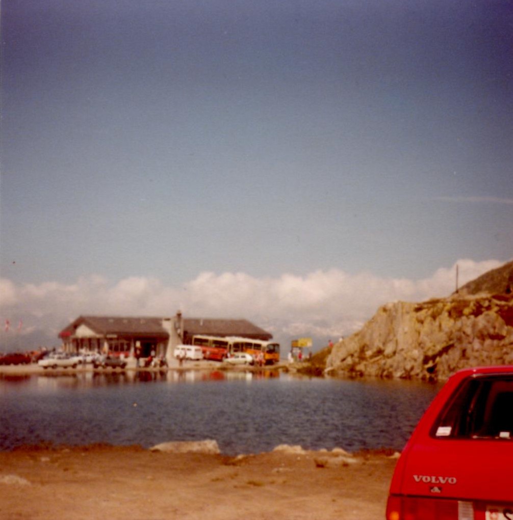 (MD205) - Aus dem Archiv: ASKA Aeschi - Nr. 16/BE 326'040 - Mercedes/R&J im August 1981 auf dem Nufenenpass