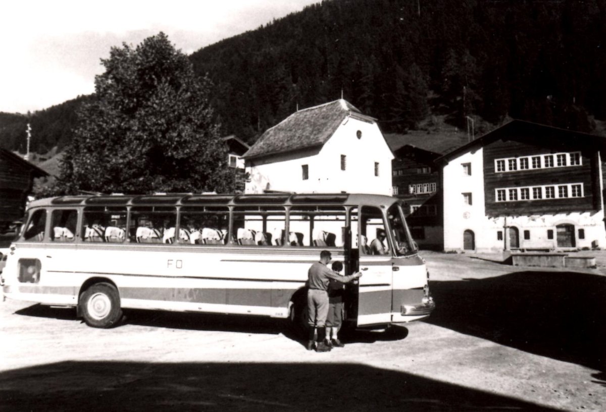 (MD431) - Aus dem Archiv: FO Brig - Setra um 1970 in Ernen, Dorfplatz