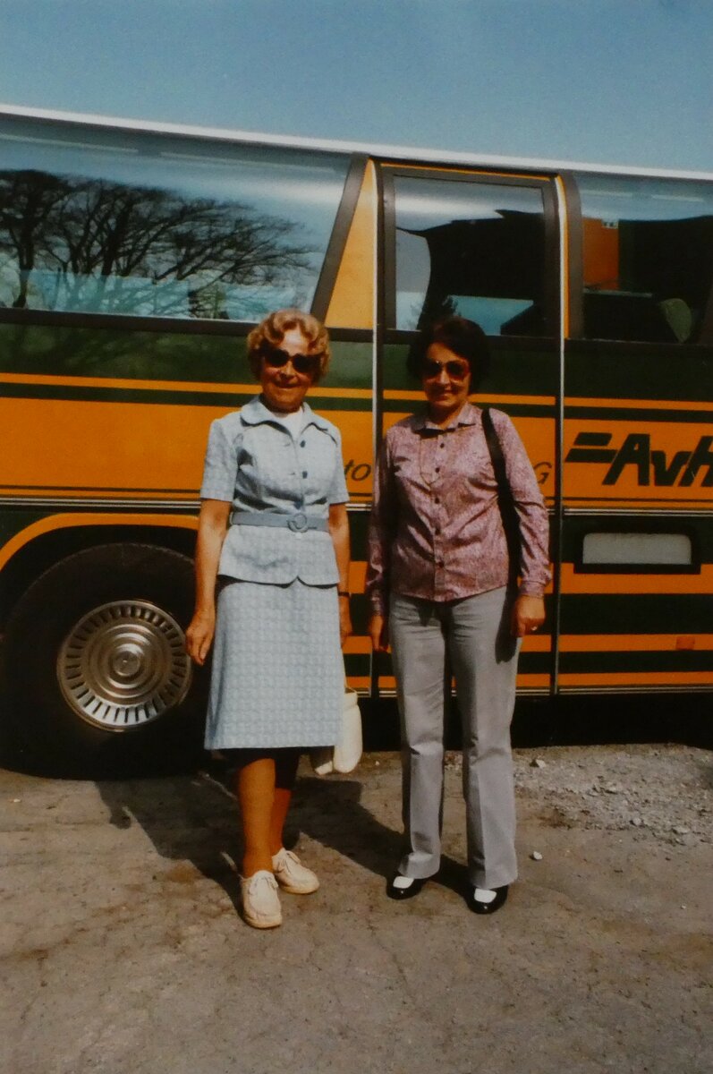 (MD503) - Aus dem Archiv: AvH Heimenschwand - Nr. 10/BE 57'461 - Neoplan am 11. April 1981 in Heimenschwand (Teilaufnahme)