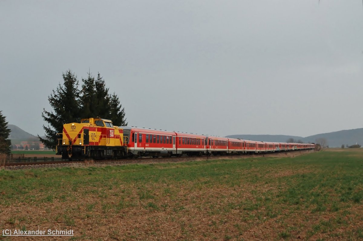 MEG 203 153-2 überführte am 24.03.2019 ab Naumburg Hbf zahlreiche 628er nach Karsdorf. Hier ist der Zug bei Kirchscheidungen unterwegs. (Foto: Alexander Schmidt)