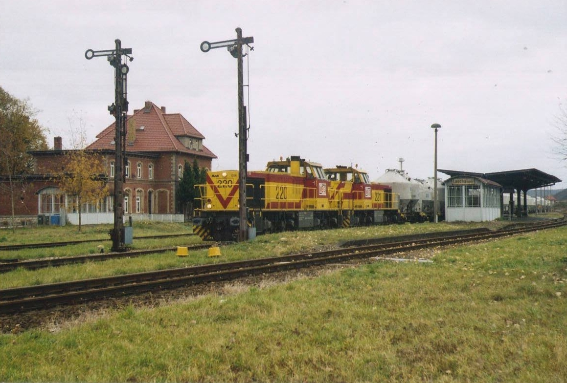 MEG 220 + 221 bringen am 07.11.2007 leere Zementkesselwagen nach Karsdorf. Gnther Gbel fotografierte den Zug bei der Ausfahrt in Laucha.