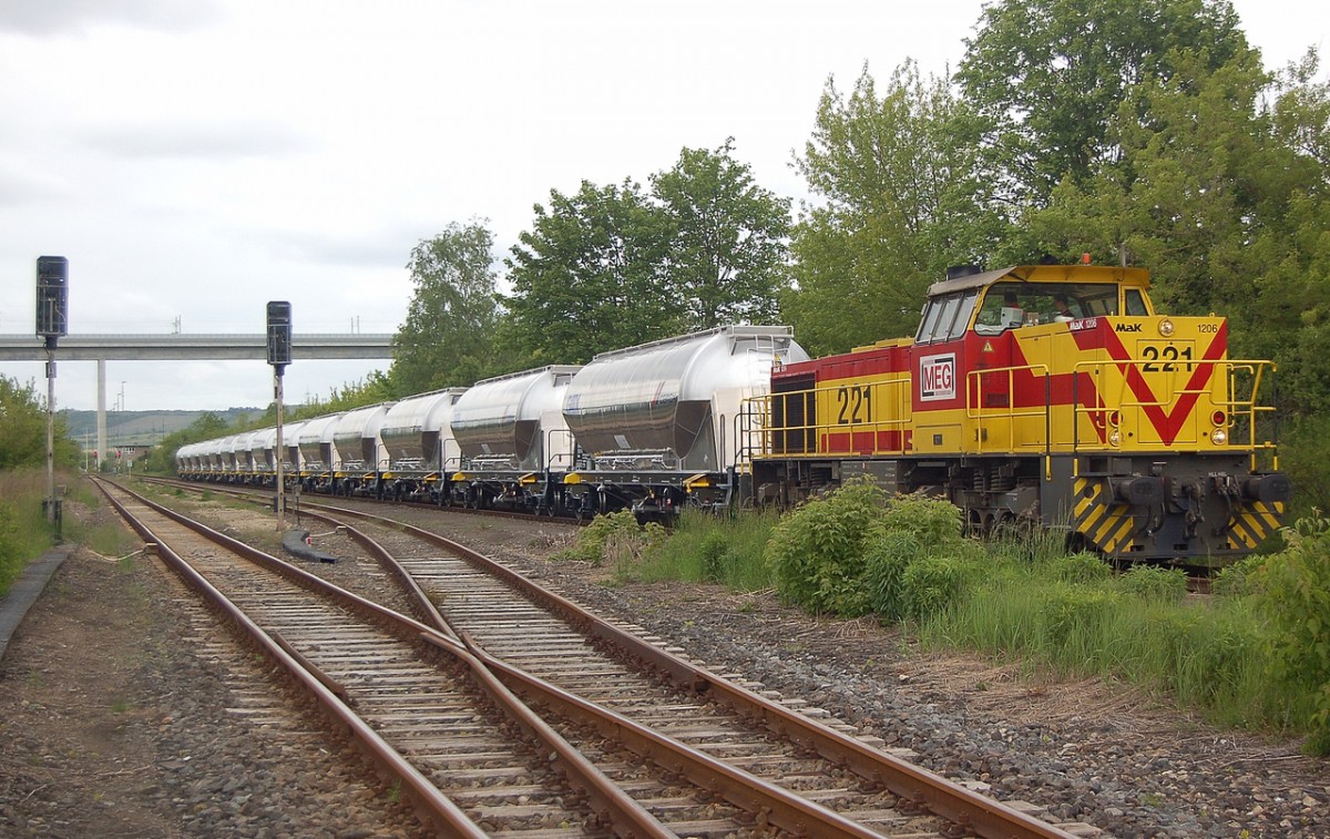 MEG 221 am 15.05.2014 in Karsdorf Bbf. Sie holte neue Staubgutwagen, die von der EBS bereitgestellt wurden. Die Fahrt führte über die Unstrutbahn und Naumburg nach Großkorbetha. (Foto: dampflok015)
