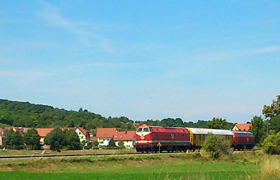 MEG 304 und MEG 301 am Zugschluss mit einem Messwagen Richtung Freyburg, am 03.07.2014 in Kleinjena. (Foto: Frank Hentschel) 