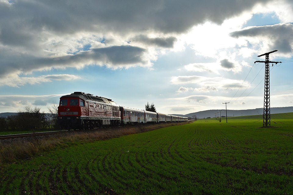 MEG 318 mit dem 1. Zugteil der 628er von Hamm zur Abstellung nach Karsdorf, am 16.11.2015 bei Kirchscheidungen. (Foto: Wolfgang Gerstner)