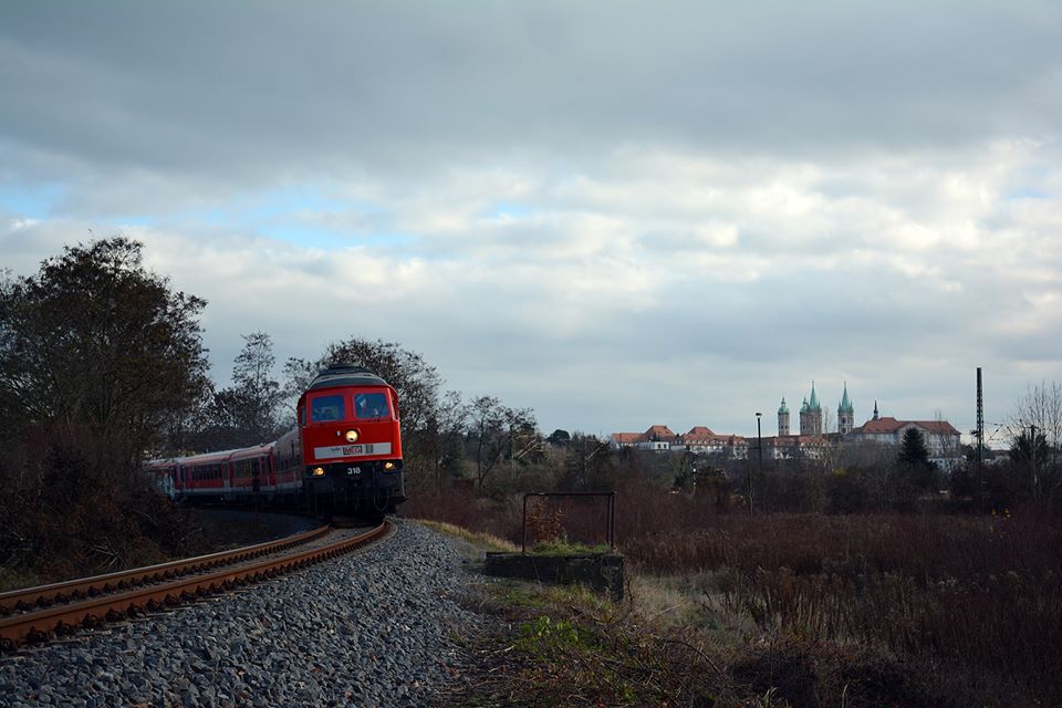 MEG 318 mit dem 2. Zugteil der 628er von Hamm zur Abstellung nach Karsdorf, am 16.11.2015 bei der Ausfahrt in Naumburg Hbf. (Foto: Wolfgang Gerstner)