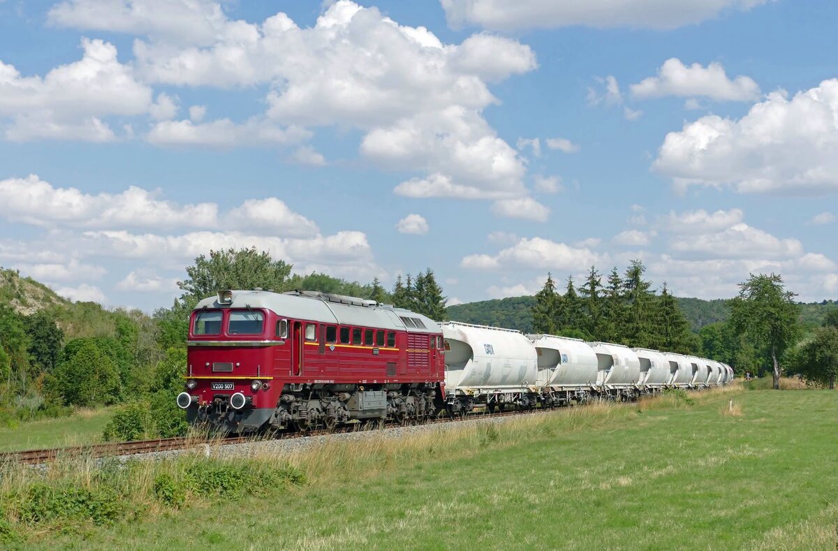 Mit leeren Zementwagen zur Beladung nach Karsdorf war die EBS V200 507 am 13.07.2026 auf der #Unstrutbahn bei Balgst�dt unterwegs. (Foto: Wolfgang Krolop)