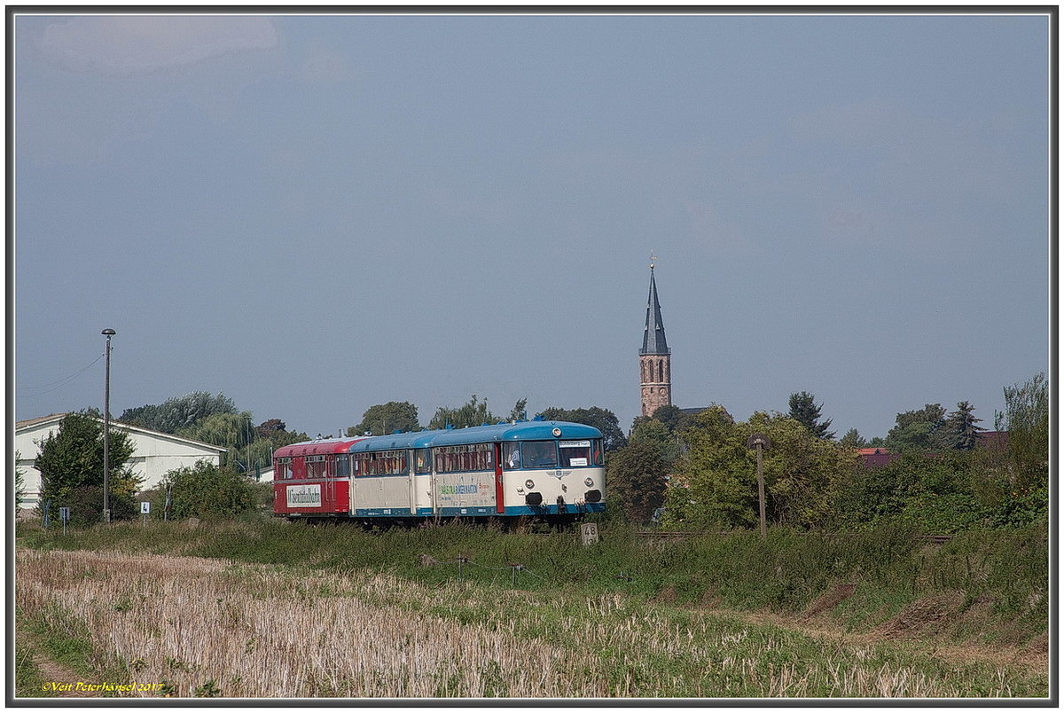 Mit reichlich Verspätung waren am 27.08.2017 die Wisentatalbahn-Triebwagen 998 633 + 798 592 + 798 813 als 16.  Unstrut-Schrecke-Express  von Schleiz nach Roßleben unterwegs und konnten hier bei Gehofen fotografiert werden. (Foto: Veit Peterhänsel)