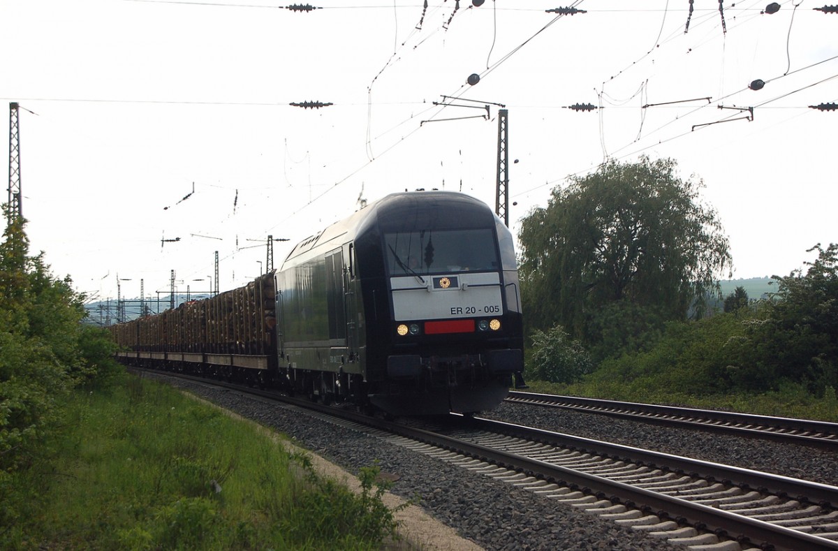 MRCE ER 20-005 mit einem Holzzug Richtung Leißling, am 04.05.2014 in Naumburg Hbf. (Foto: dampflok015)