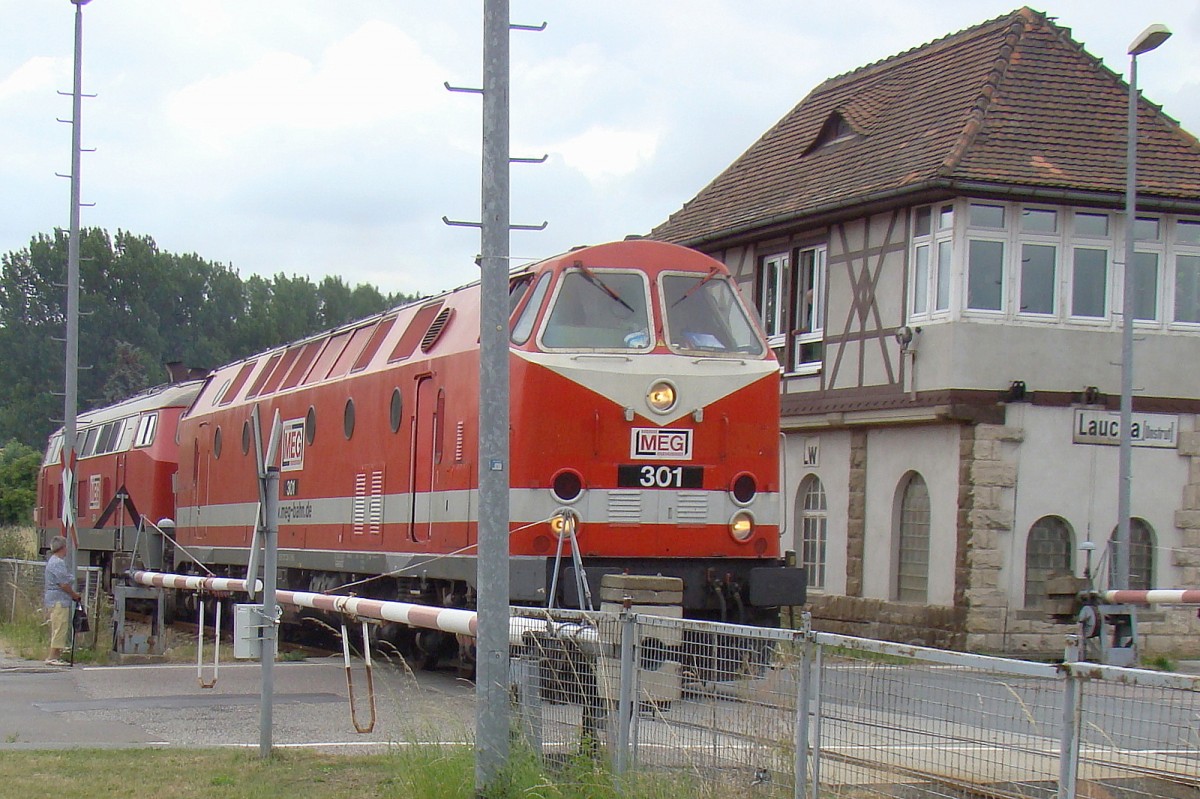 Nachdem die beiden MEG Loks 301 und 304 bereits am 03.07.2014 mit einem Messwagen auf der Unstrutbahn unterwegs waren, waren sie am 07.07.2014 in Laucha gemeinsam wieder Richtung Karsdorf unterwegs. (Foto: Günther Göbel)
