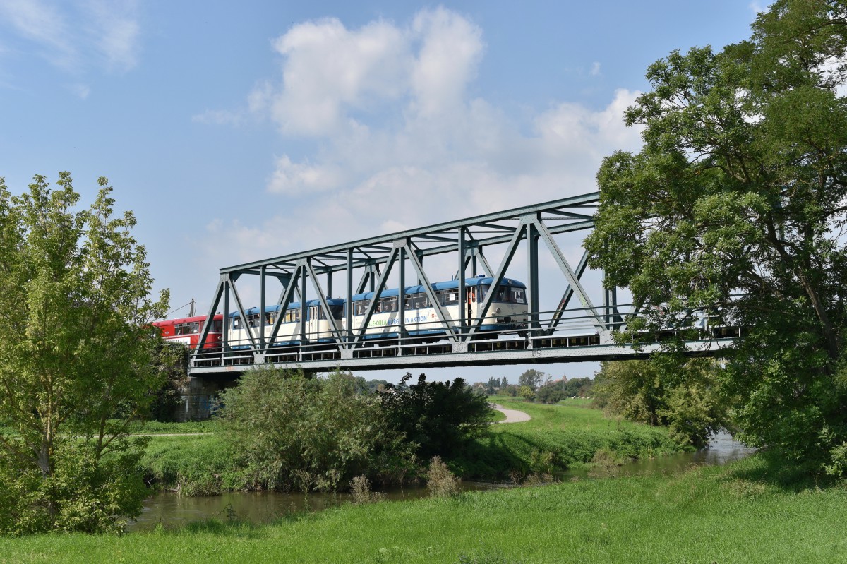 Nachdem die Wisentatalbahn-Triebwagen 998 633 + 798 592 + 798 813 die Unstrutbrücke in Roßleben überquert haben, ist das Ziel des 16.  Unstrut-Schrecke-Express  aus Schleiz fast erreicht. (Foto: Ralf Opalka)
