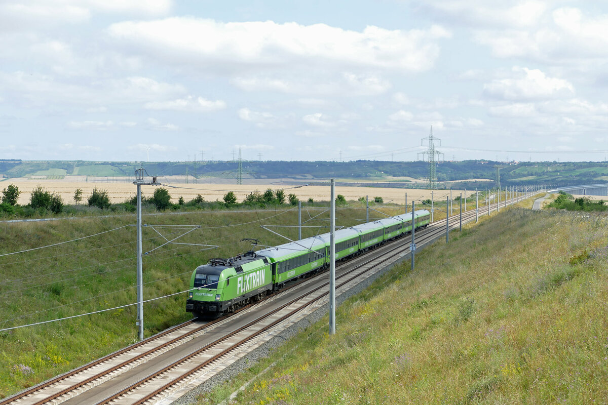 NeS 182 522 mit dem FLX 32613 von Berlin Hbf (tief) nach Stuttgart Hbf, am 18.07.2021 vor dem Bibratunnel bei Karsdorf. (Foto: Wolfgang Krolop)