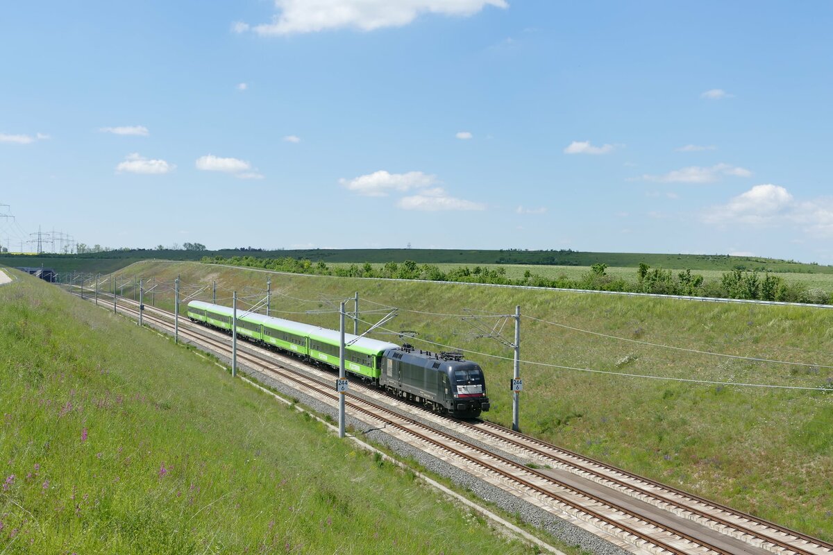 Netzwerkbahn Sachsen 182 522 mit dem FLX 32612 von Stuttgart Hbf nach Berlin Hbf (tief) , am 31.05.2021 nach dem Bibratunnel bei Karsdorf. (Foto: Wolfgang Krolop)