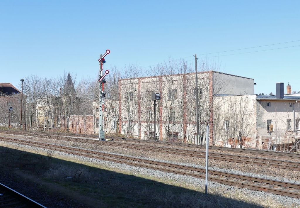 Neues Asig am 13.03.2022 an Gleis 10 in Zeitz. Am Güterzuggleis vom Gbf in Richtung Gera wurde ein wegen einem Sturmschaden ein neues Signal gesetzt. Auffällig sind die relativ kleinen Signalarme.