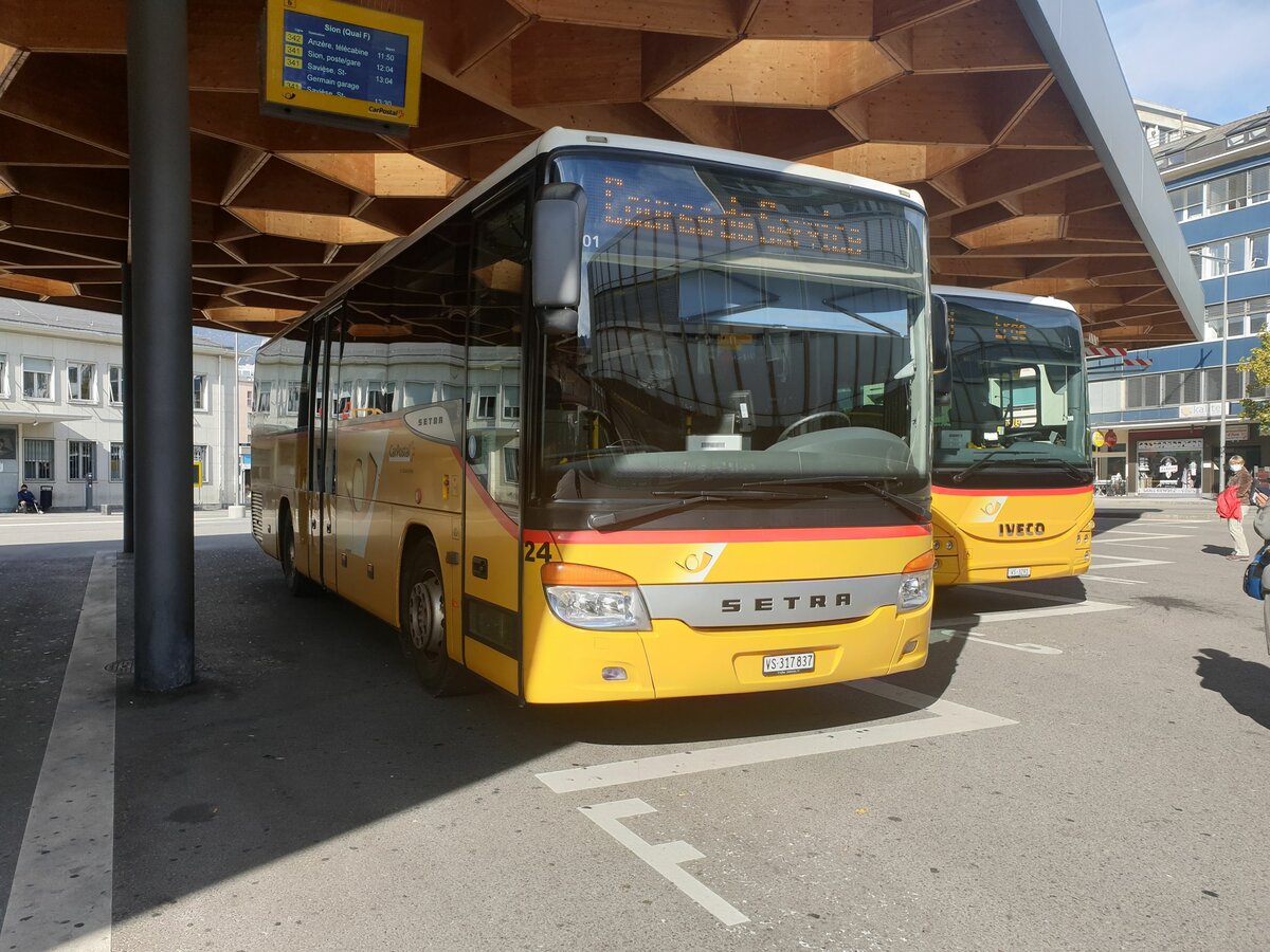 Postauto Wallis - Nr. 24/VS 317'837 - PID 4501 - Setra le 27 Janvier 2022 à la gare de Sion.