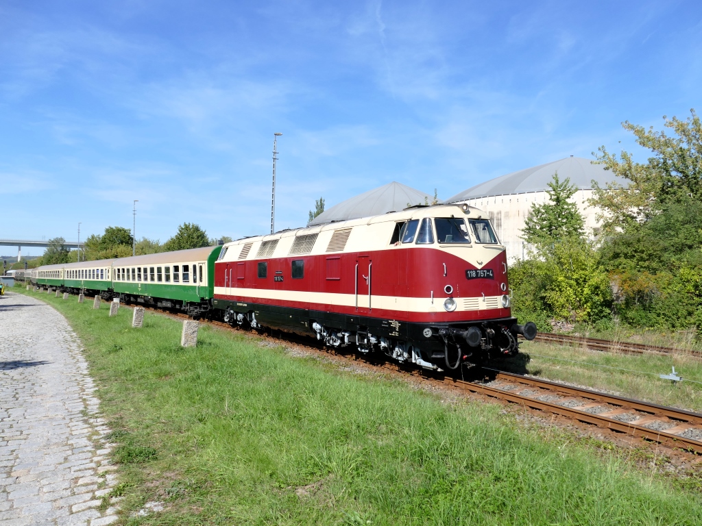 PRESS 118 757  Lotte  am 09.09.2023 mit dem leeren Sonderzug auf der Fahrt in den Anschluss der Erfurter Bahnservice GmbH in Karsdorf zum abstellen bis zur abendlichen Rückfahrt nach Zwickau. 