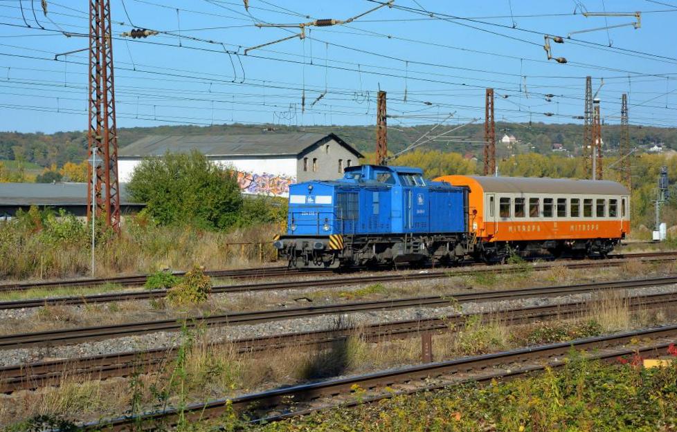 PRESS 204 016 rangiert am 12.10.2018 in Naumburg Hbf den EBS-Mitropawagen an einen PRESS-Sonderzug. Der Wagen wurde zuvor von EBS 202 597 + 155 239 aus Karsdorf gebracht. (Foto: dampflok015)