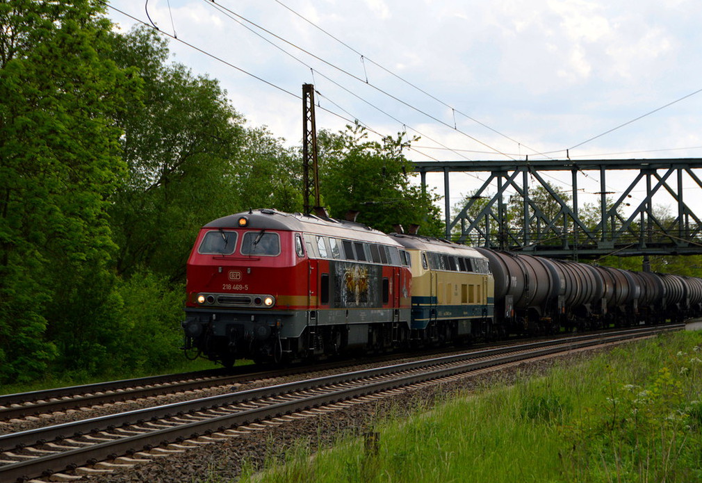 Railsystems RP 218 469-3  Betty Boom  + 218 480-2 passierte am 19.05.2017 mit einem Kesselwagenzug von Emleben nach Großkorbetha das Überbauwerk der KBS 551 in Naumburg.