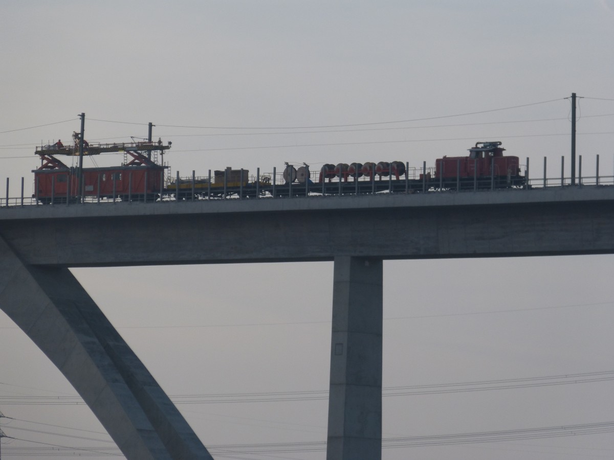Railsystems RP mit einem Oberleitungsmontagezug am 16.11.2013 auf der ICE-Brücke bei Karsdorf.