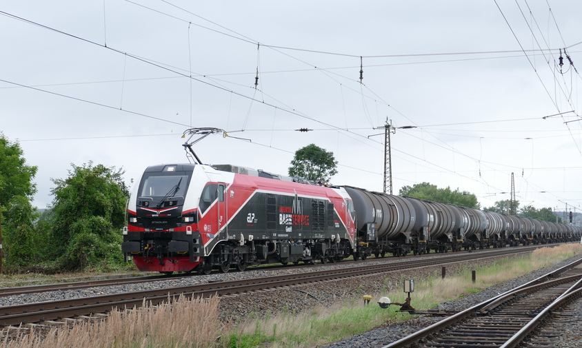 RCM (EBS) 159 227 mit Kesselwagenzug in Richtung Erfurt, am 19.08.2021 in Naumburg.
