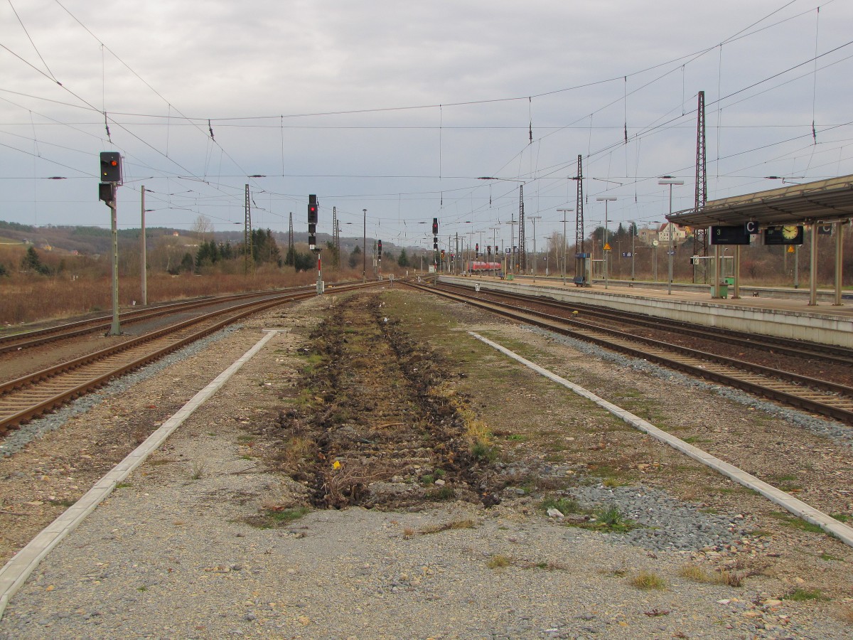 Reste vom früheren Bahnsteig 6, am 25.12.2013 in Naumburg Hbf.
