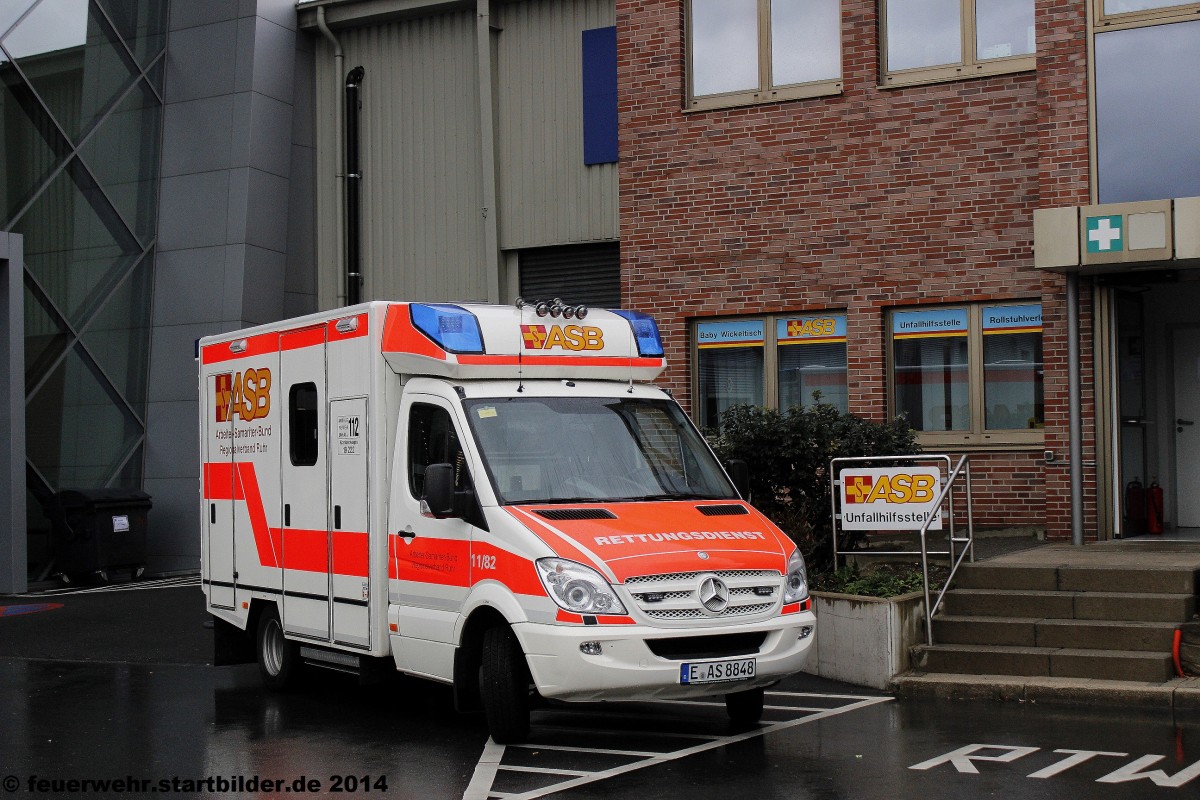 RTW des ASB Essen.
Der RTW hat in Essen die Interne Nummer 11/82.
Das Fahrzeug steht hier vor der Messewache des ASB.
Diese Wache ist immer nur bei Veranstaltungen in der Messe Essen besetzt.
