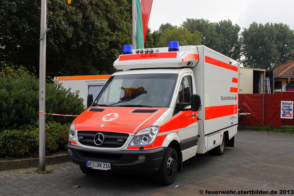 RTW (WES RK 214)Rot Kreuz Wesel 2/83/1 das DRK Alpen.
Das Fahrzeug ist Baujahr 2007 und wurde von der Firma Fahrtec-Systeme Ausgebaut.
Aufgenommen am 5.10.2013 in Krefeld.