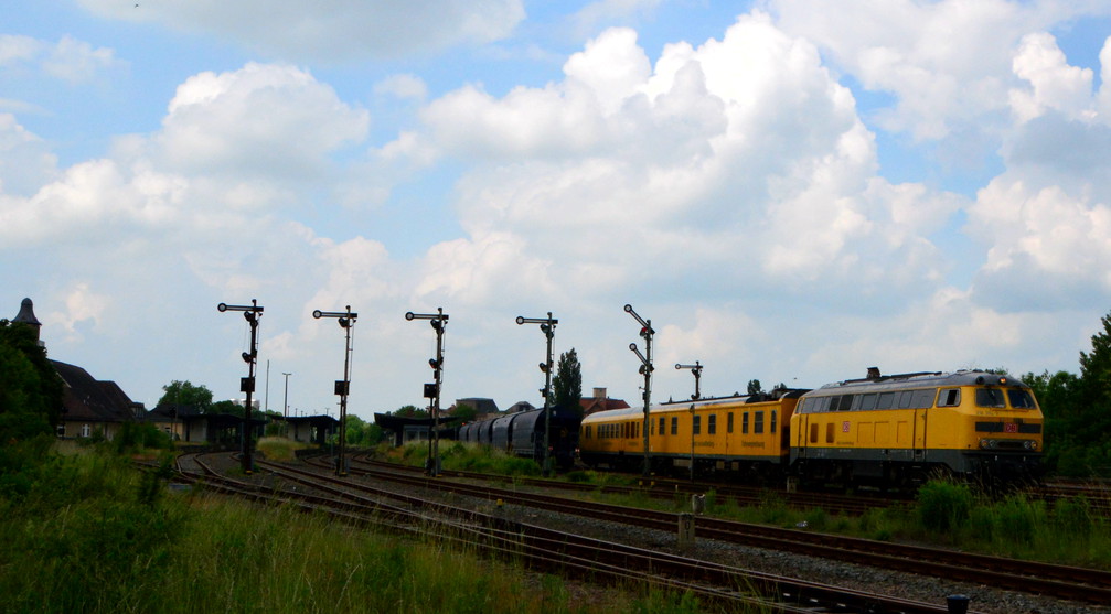 Schienenprüfzug 1 in Zeitz.
DB Netz 218 392-9 mit Nbz 94341 (Greiz - Profen), durchfuhr am 04.06.2016 den Pbf Zeitz.