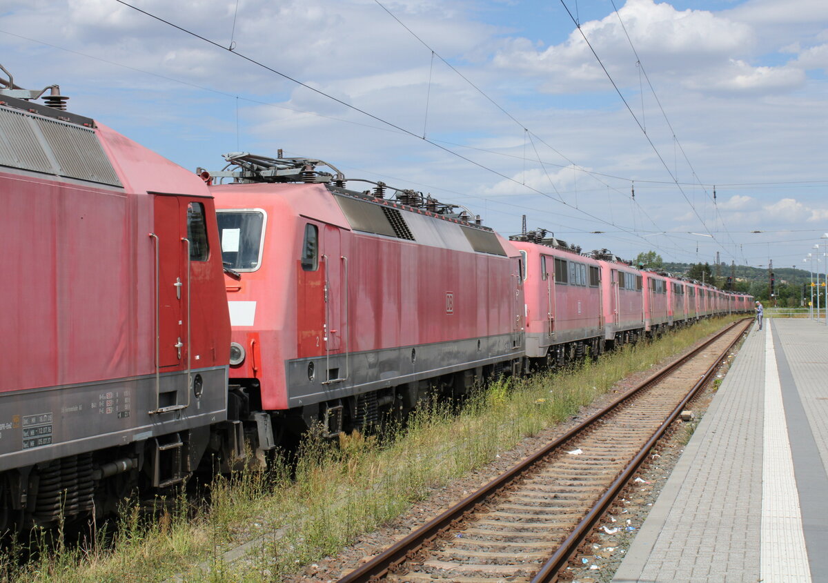 Schrottlokzug vom DB Stillstandsmanagement Karsdorf nach Opladen, am 13.07.2022 in Naumburg (S) Hbf.