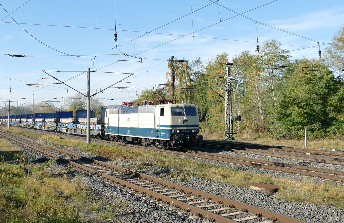SEL 181 211-4 mit Betonteilen Richtung Großkorbetha, am 29.10.2021 in Naumburg Hbf. (Foto: Wolfgang Krolop)
